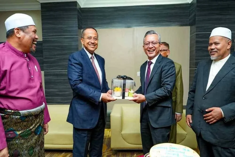 Rakaman gambar Razali (dua dari kanan) bersama Ahmad Samsuri (dua dari kiri) ketika hadir pada satu majlis diadakan di Kuala Terengganu sebelum ini.
