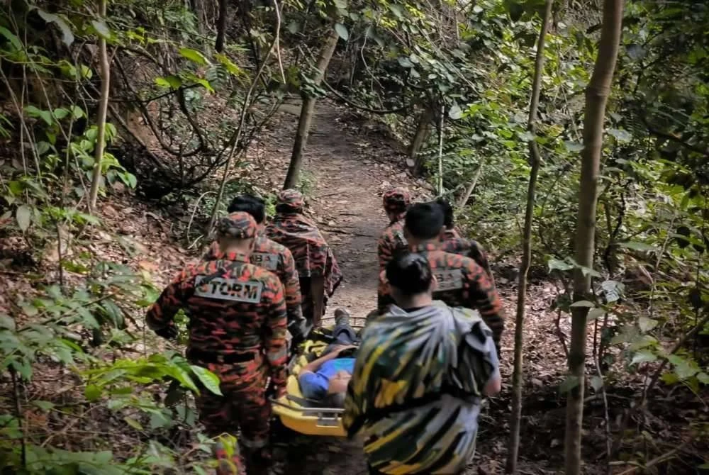 Seorang wanita warga emas pengsan ketika melakukan aktiviti mendaki di Bukit 300 Trail, Teluk Batik