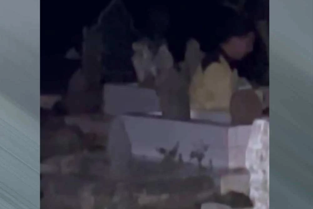 Tular video berdurasi 23 saat memaparkan beberapa lelaki melakukan perbuatan seperti berzikir di sebuah kawasan tanah perkuburan