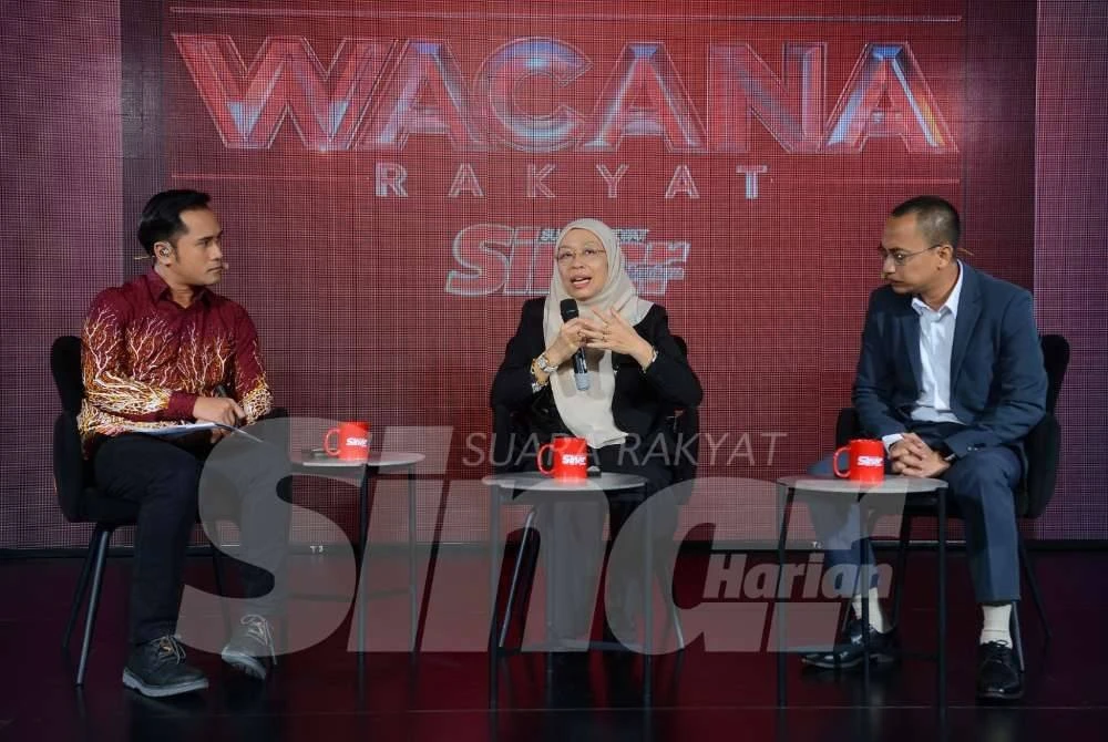 Shamrahayu (tengah) sebagai panelis dalam Wacana Sinar bertajuk Kemelut Politik Perlis dan Hidup-Mati PN di Studio F Karangkraf pada Rabu. Foto Sinar Harian/Mohd Halim Abdul Wahid
