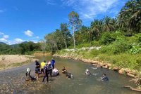 Aktiviti mendulang emas di kawasan Jeli.
