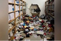 Perompak menebuk dinding bank di Jerman barat dan melarikan wang tunai serta barang kemas bernilai RM176 juta semasa cuti Krismas. -Foto Reuters