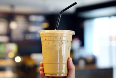 Larangan penggunaan cawan plastik yang sepatutnya berkuat kuasa 1 Januari ditangguhkan kepada tahun 2030. Foto South China Morning Post.