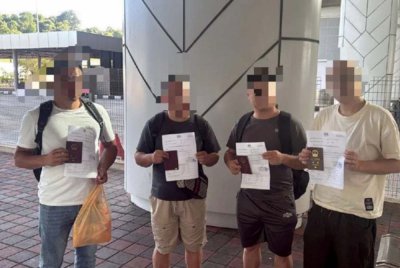 Empat lelaki warga China yang ditahan di ICQS Bukit Kayu Hitam. 