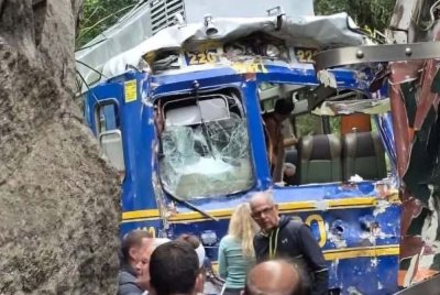 Pertembungan dua kereta api menyebabkan seorang pekerjanya maut manakala 30 penumpang tercedera di Peru. - Agensi