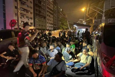 Antara warga asing yang diperiksa dalam operasi JIM Kuala Lumpur pada Rabu.