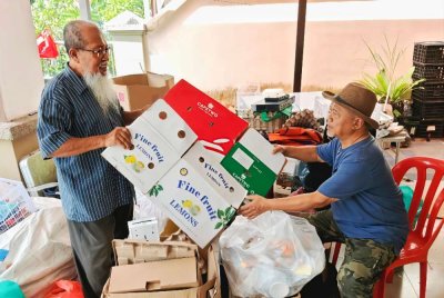 Jaafar Idrus (kiri) dan Jaafar Ibrahim seronok isi masa lapang selepas bersara dengan aktiviti kitar semula.