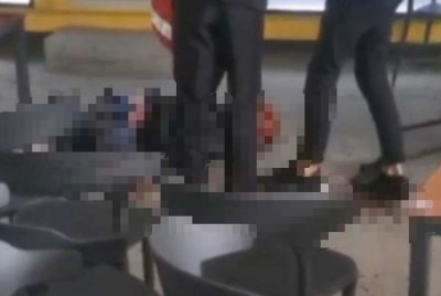 Insiden pada jam 4.30 petang itu menyaksikan sekumpulan lelaki bersenjatakan parang menyerang mangsa selepas dikatakan tidak berpuas hati mengenai masalah hutang. Foto tular