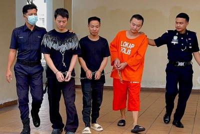 Ketiga-tiga tertuduh dibawa ke Mahkamah Majistret Georgetown untuk dituduh mengedar dadah jenis syabu.