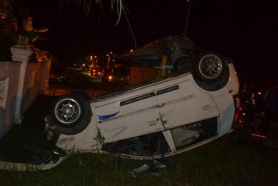 Keadaan Perodua Viva yang terbalik selepas kemalangan. Foto: Sumber polis.