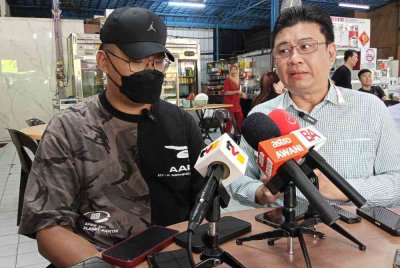 Chew (kiri) bersama Andrew Chen (kanan) pada sidang akhbar di pusat penjaja Kota Tinggi pada Rabu.