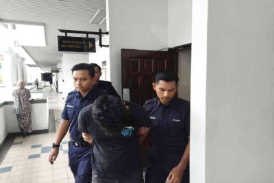 Tertuduh dibawa keluar dari Mahkamah Majistret Ayer Keroh pada Rabu.