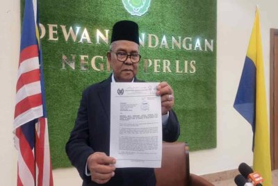 Rus’sele menunjukkan notis penarikan balik pemakluman keperluan mengadakan pilihanraya semula di Kompleks Seri Putra di Kangar pada Rabu.