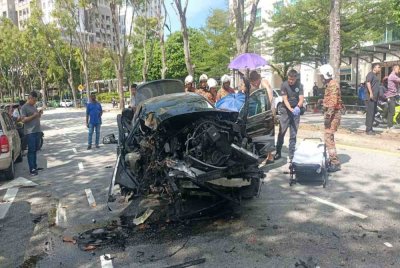 Sebuah kereta BMW terbabas lalu melanggar sebatang pokok di Tanjung Tokong pada Rabu.