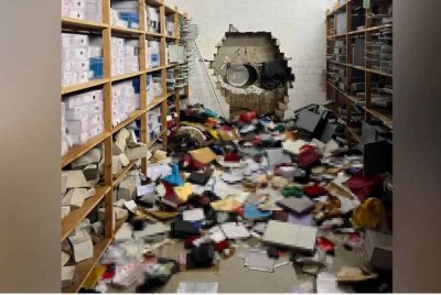 Perompak menebuk dinding bank di Jerman barat dan melarikan wang tunai serta barang kemas bernilai RM176 juta semasa cuti Krismas. -Foto Reuters