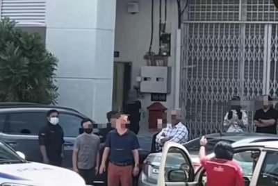 Tangkap layar menunjukkan wanita terbabit menunjukkan isyarat lucah kepada anggota polis.