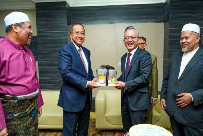 Rakaman gambar Razali (dua dari kanan) bersama Ahmad Samsuri (dua dari kiri) ketika hadir pada satu majlis diadakan di Kuala Terengganu sebelum ini.
