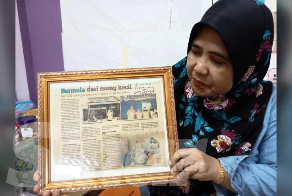 Nor Aini menunjukkan antara liputan awal perniagaannya yang disiarkan dalam akhbar Sinar Harian pada 2014.