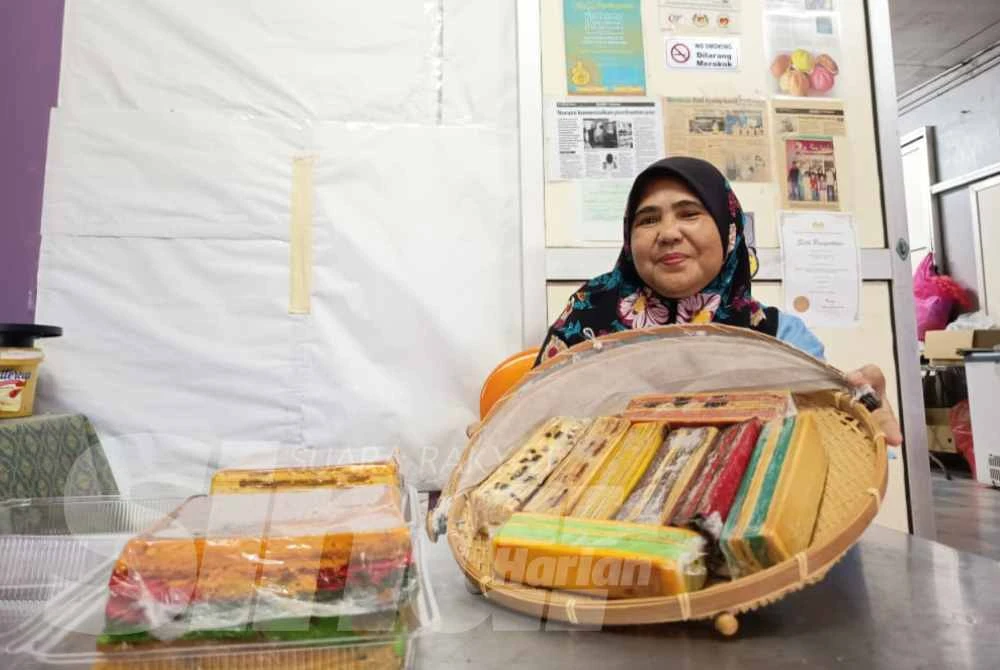 Nor Aini menunjukkan kek lapis yang dihasilkan sebelum perniagaannya itu ditutup sepenuhnya.