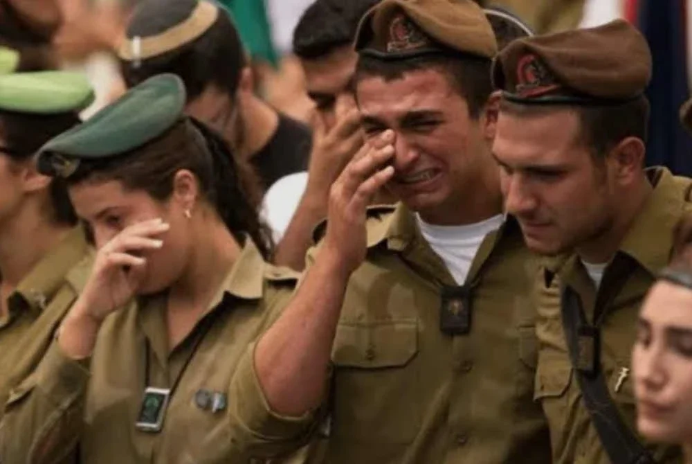 Tentera Israel meratapi pemergian rakan anggota yang lain. Foto Agensi