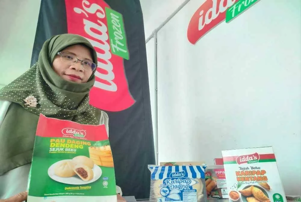 Hamidah menunjukkan sebahagian produk yang dihasilkan di kilangnya di Kawasan Perindustrian Siputeh.