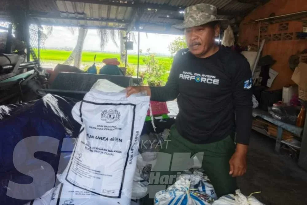 Petani menunjukkan baja subsidi yang digunakan untuk penanaman padi.