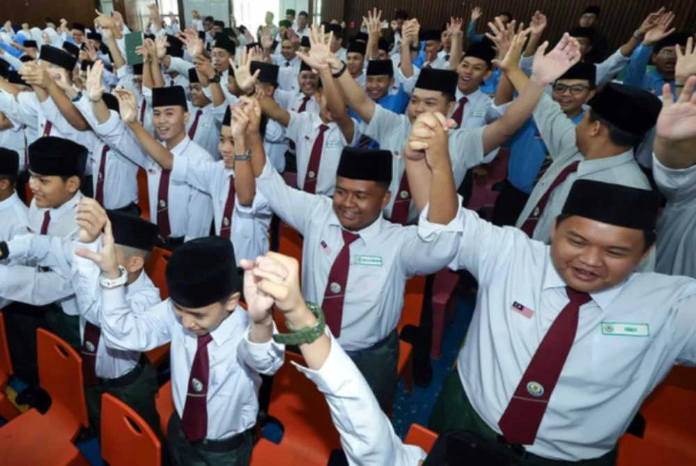 Keputusan tidak mewajibkan pemakaian tali leher mencerminkan kesediaan kerajaan untuk mendengar, menilai dan menyesuaikan dasar pendidikan agar lebih relevan dan realistik. Gambar hiasan