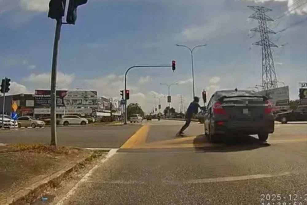 Seorang pemandu ditahan kerana didapati merempuh motosikal ketika lampu isyarat merah, dalam kejadian di Masjid Aman di sini pada Isnin.