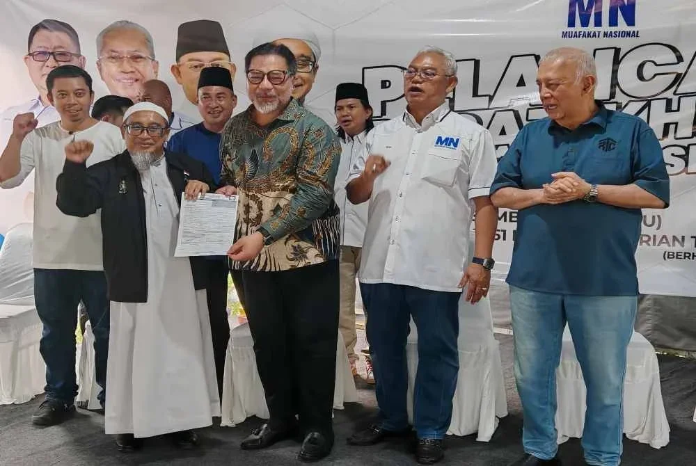 Zulkifli (dua dari kiri) menerima borang keahlian Pas daripada Khairuddin.