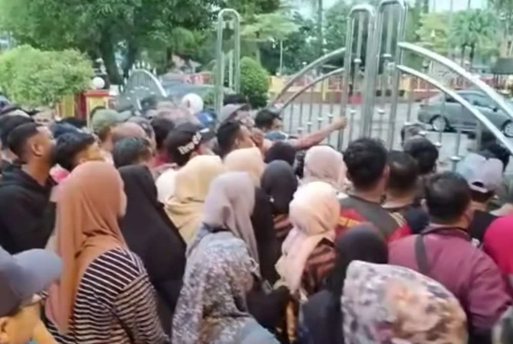 Tangkap layar video tular menunjukkan kekecohan berlaku ketika proses penjualan borang permohonan tapak bazar Ramadan oleh penganjur pada 29 Disember lalu.