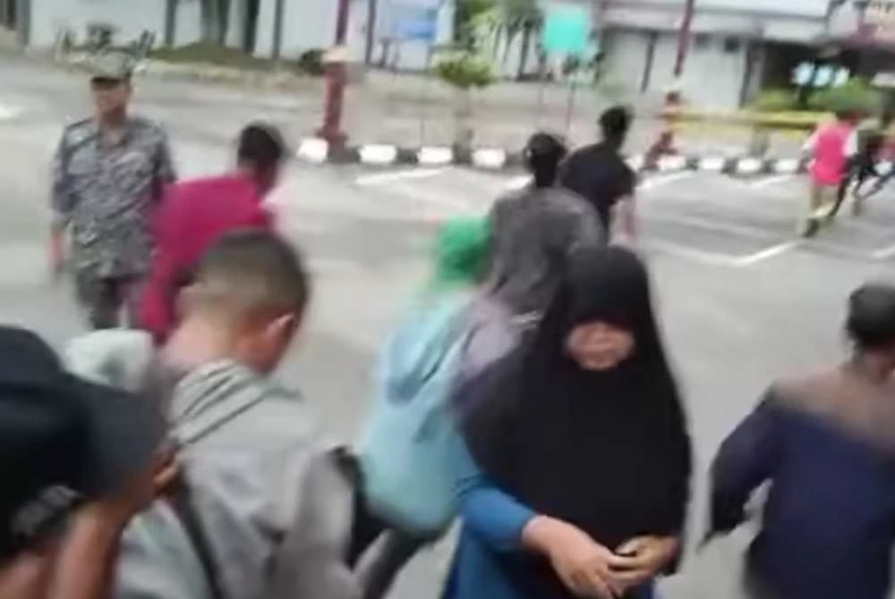 Peniaga mendapatkan borang permohonan tapak bazar Ramadan.