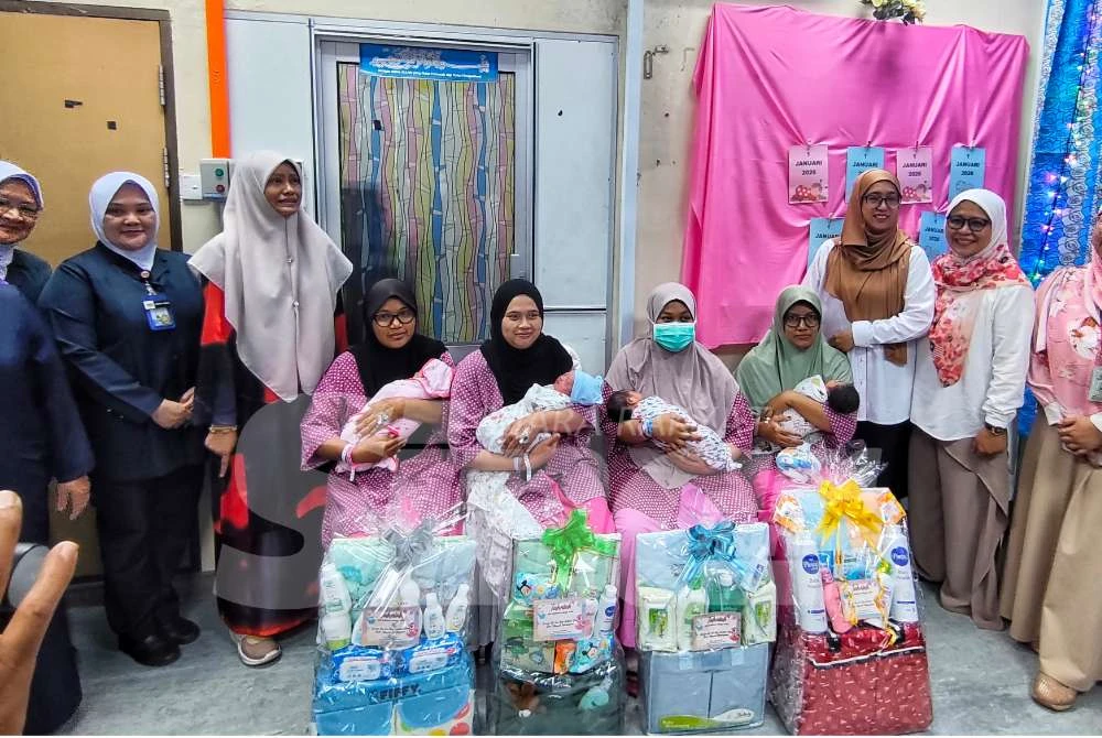 Dr Jafanita (tiga dari kanan) merakam gambar kenangan bersama ibu dan bayi yang dilahirkan sempena tahun baharu selepas menyerahkan barangan kelengkapan bayi kepada mereka.