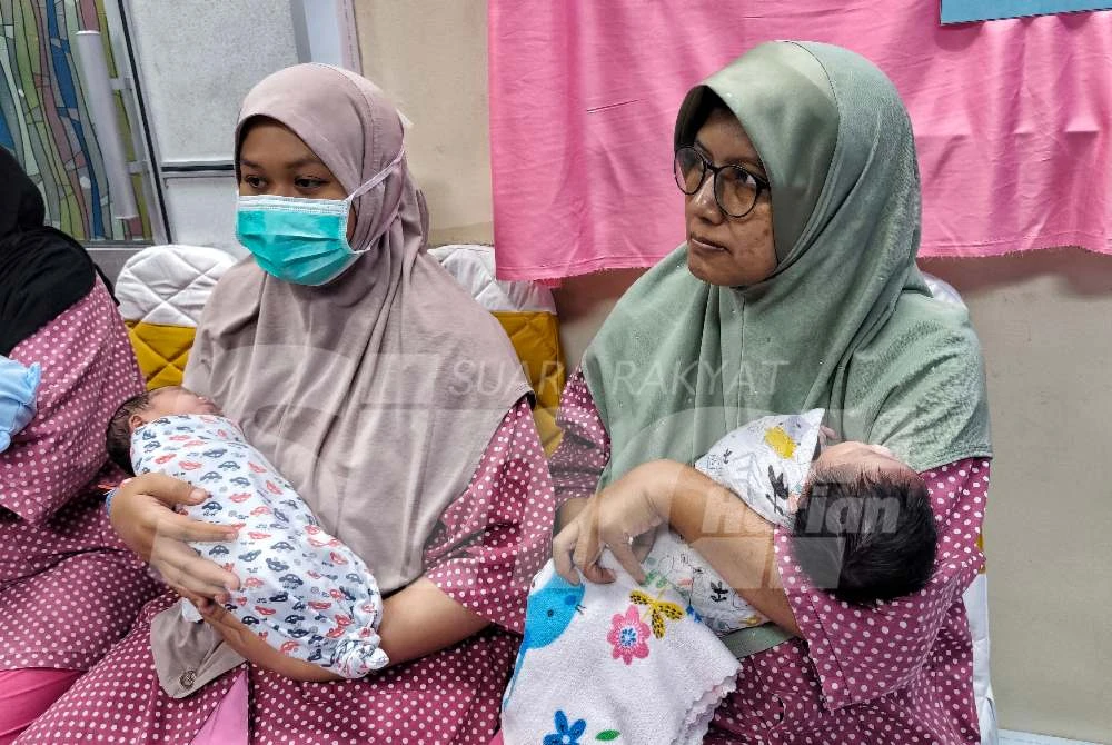 Nurul Aisyah Syafiqah (kiri) dan Zawiah antara empat ibu yang selamat melahirkan anak pada tanggal 1 Januari di HTAA di sini pada Khamis.