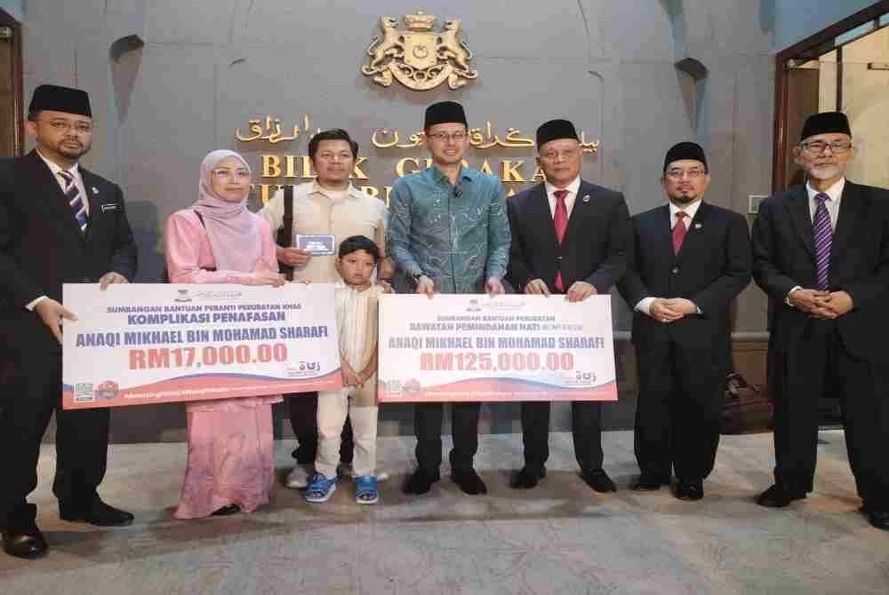 Mohd Fared (tengah) bersama keluarga Anaqi.