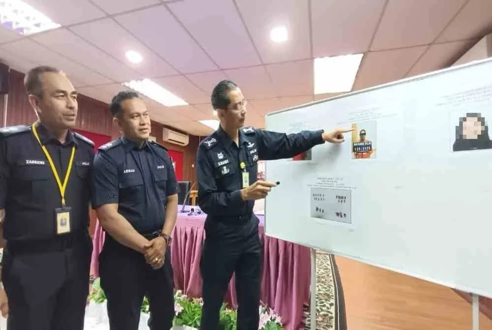 Mohd Khairi (kanan) menunjukkan suspek yang juga seorang peguam yang ditahan selepas disyaki bersubahat dengan seorang banduan bagi menyeludup dadah ke Penjara Marang.
