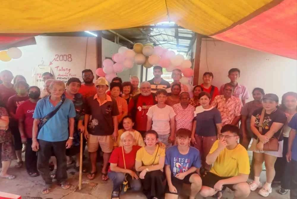 Arul dan sebahagian penduduk yang hadir pada sidang akhbar pada Khamis.