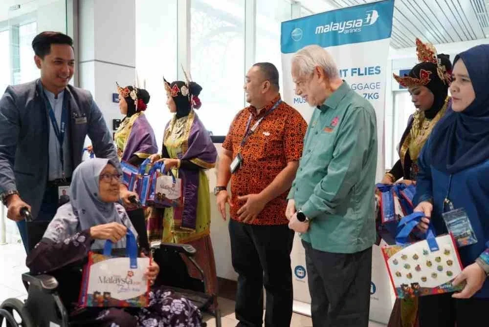 Kamarudin (tiga dari kanan) yang menyambut ketibaan orang ramai ke Kelantan.