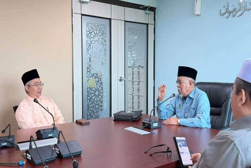 Wan Zahidi (tengah) menyampaikan ucapan dalam satu majlis perpisahan yang diadakan di Pejabat Jabatan Mufti Negeri Perak pada Selasa. FOTO FB Jabatan Mufti Negeri Perak