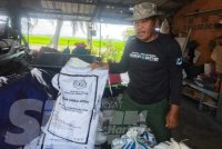 Petani menunjukkan baja subsidi yang digunakan untuk penanaman padi.