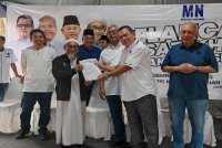 Zulkifli (dua dari kiri) menerima borang keahlian Pas daripada Dahlan disaksikan Noh pada Rabu.
