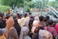 Tangkap layar video tular menunjukkan kekecohan berlaku ketika proses penjualan borang permohonan tapak bazar Ramadan oleh penganjur pada 29 Disember lalu.