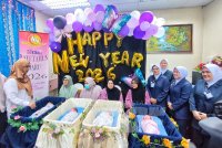Dr Jafanita (dua dari kiri) meraikan empat bayi yang dilahirkan sempena tahun baharu di HTAA di sini pada Khamis.
