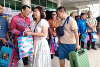 Sze Yee (dua dari kiri) menyantuni pelancong yang tiba dari Singapura ketika mengetuai Acara Sambutan di Pintu-Pintu Masuk Seluruh Negara dan Hab Pengangkutan Utama bersempena VM2026 bagi negeri Perak di Balai Ketibaan, Lapangan Terbang Sultan Azlan Shah (LTSAS) pada Khamis.