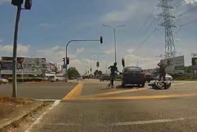 Tangkap layar dari video tular menunjukkan sebuah kereta melanggar lampu isyarat merah.