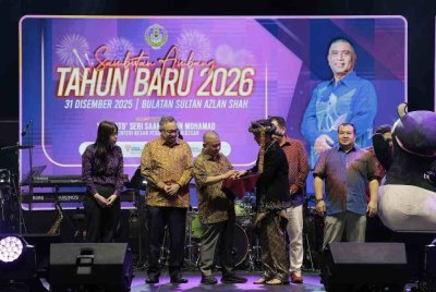 Saarani (tiga dari kiri) menyempurnakan gimik pelancaran video promosi Tourism Perak sempena Tahun Melawat Malaysia 2026 ketika Sambutan Ambang Tahun Baharu 2026 Peringkat Negeri Perak di Bulatan Sultan Azlan Shah, Bandar Meru Raya di sini pada Rabu.