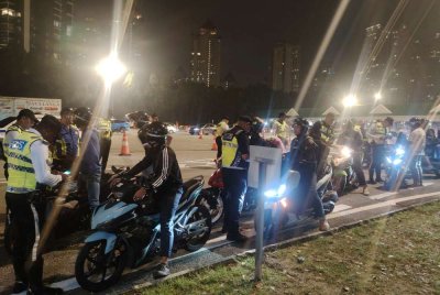 Pengguna jalan raya yang diperiksa semasa Op Ambang Tahun Baharu di Plaza Tol Jalan Duta pada Rabu.