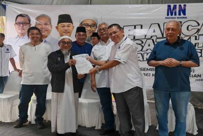 Zulkifli (dua dari kiri) menerima borang keahlian Pas daripada Dahlan disaksikan Noh pada Rabu.