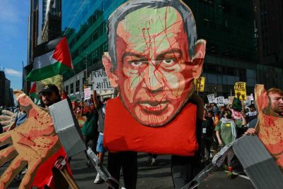 Orang ramai berarak membantah Perdana Menteri Israel, Benjamin Netanyahu ketika beliau berucap di Perhimpunan Agung PBB di New York. Foto AFP