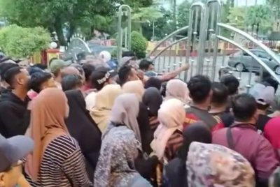 Tangkap layar video tular menunjukkan kekecohan berlaku ketika proses penjualan borang permohonan tapak bazar Ramadan oleh penganjur pada 29 Disember lalu.