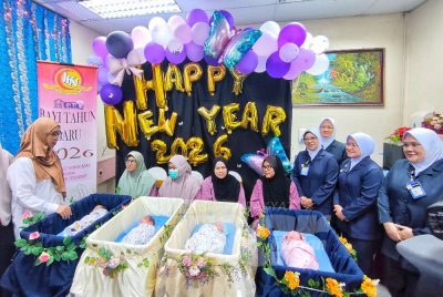Dr Jafanita (dua dari kiri) meraikan empat bayi yang dilahirkan sempena tahun baharu di HTAA di sini pada Khamis.